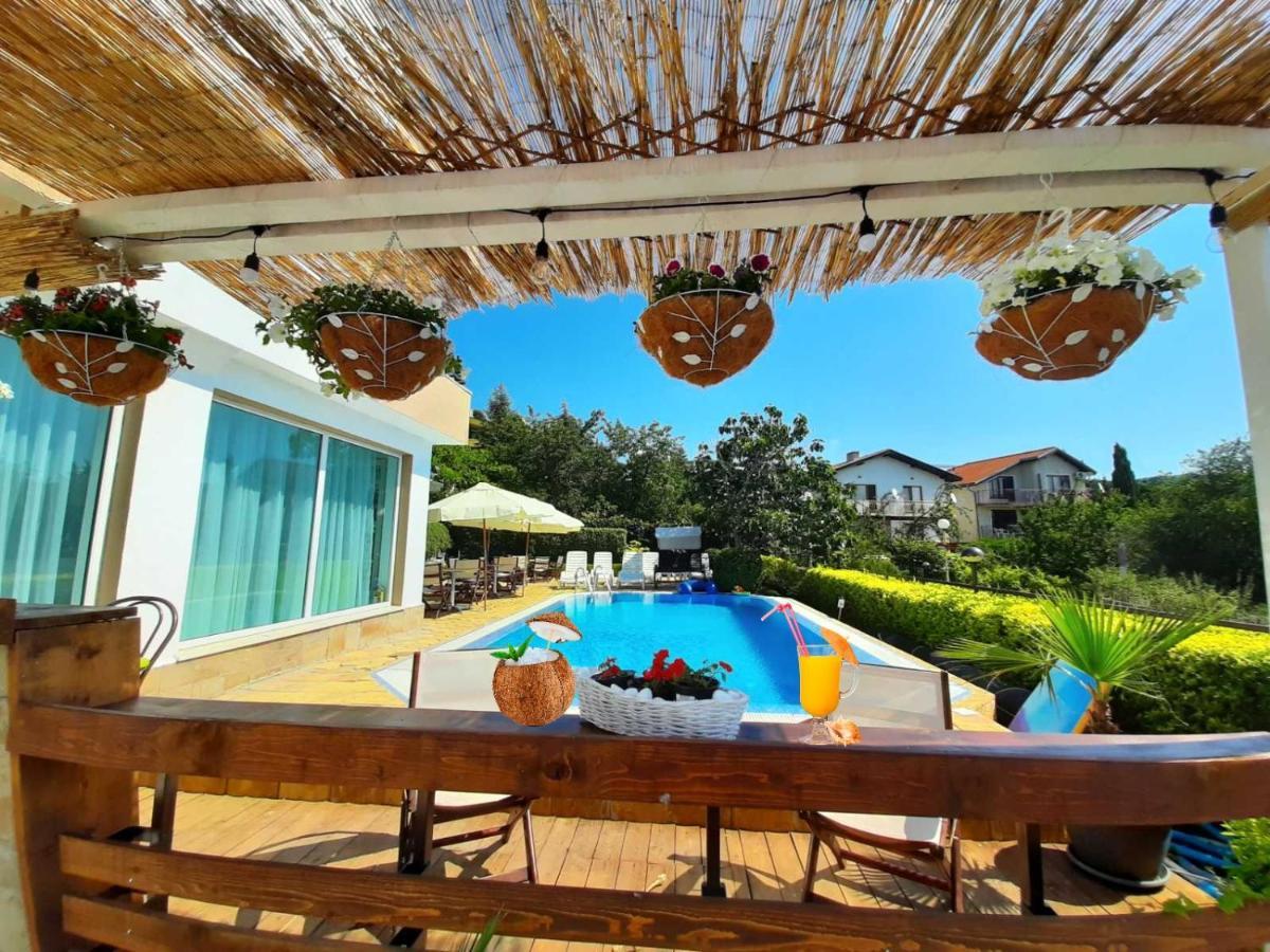 Milennia Family Hotel Pantai Sunny Bagian luar foto