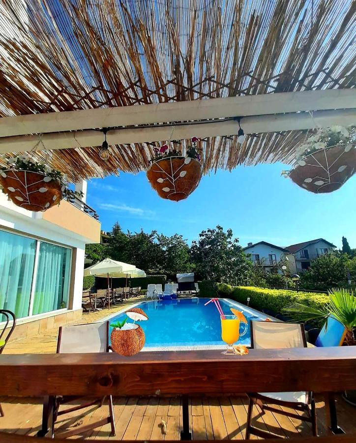 Milennia Family Hotel Pantai Sunny Bagian luar foto