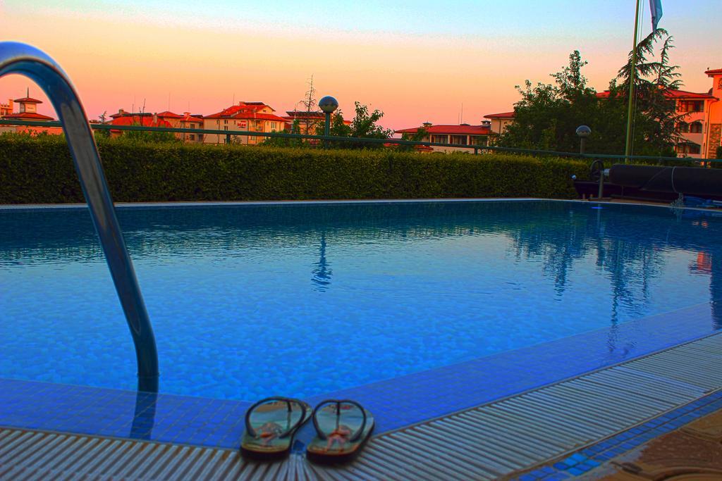 Milennia Family Hotel Pantai Sunny Bagian luar foto