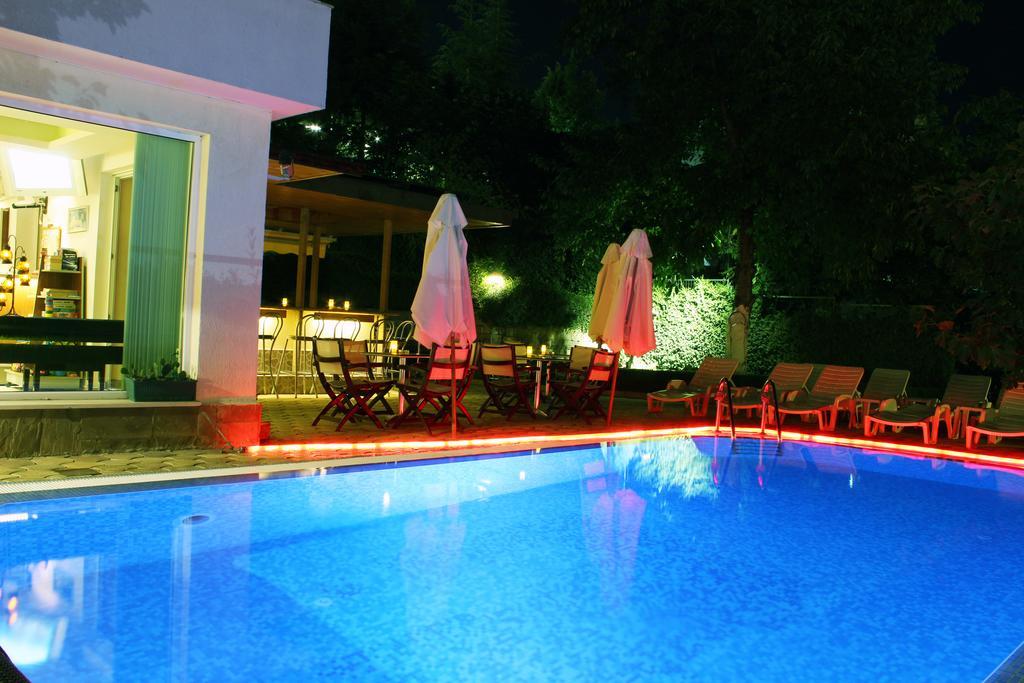 Milennia Family Hotel Pantai Sunny Bagian luar foto