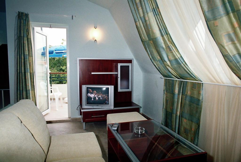 Milennia Family Hotel Pantai Sunny Bagian luar foto