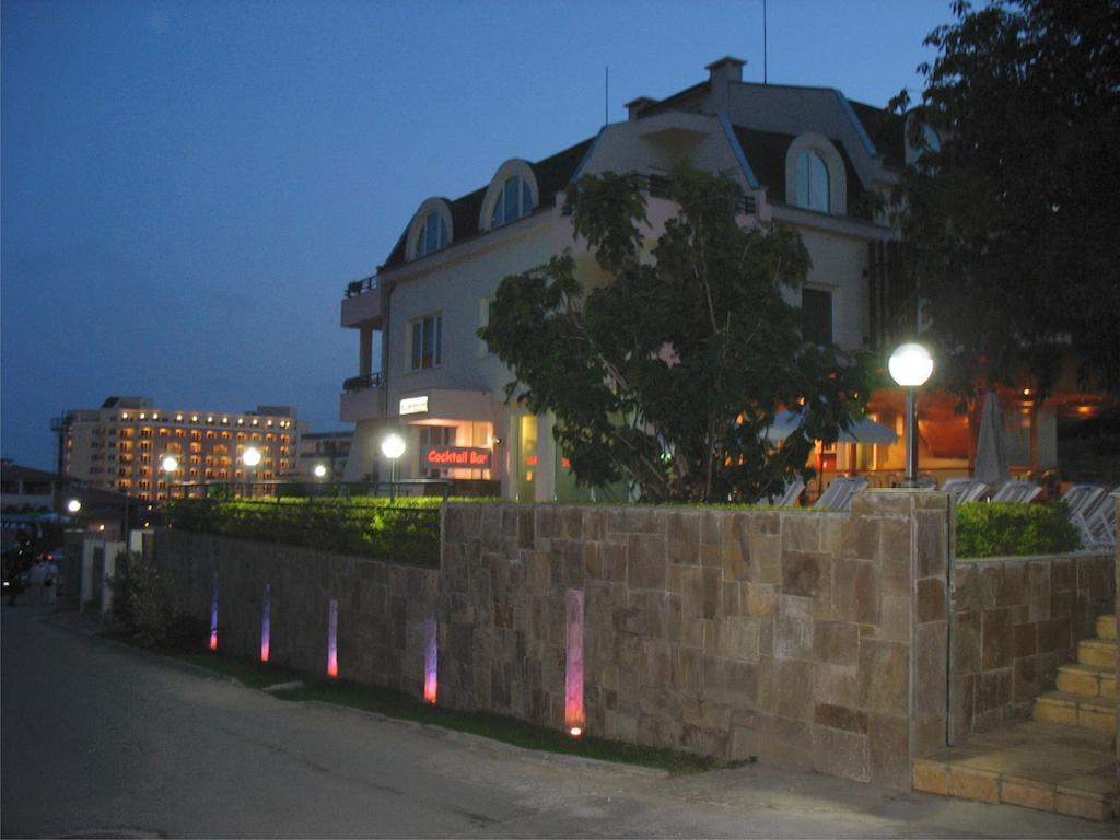 Milennia Family Hotel Pantai Sunny Bagian luar foto
