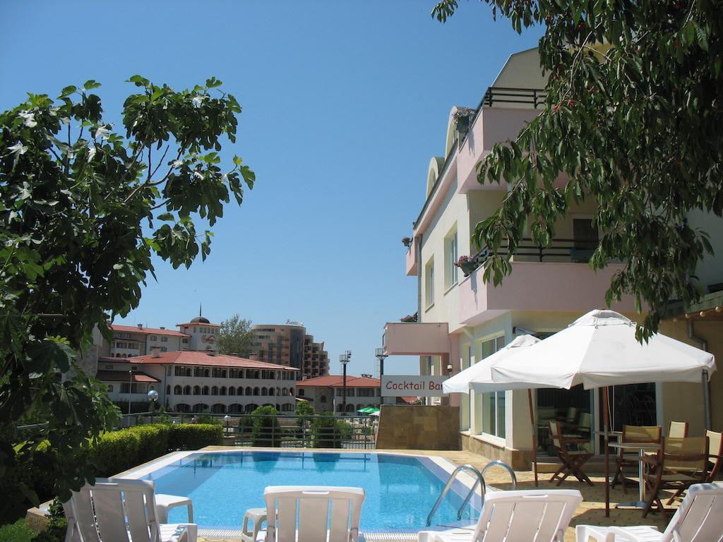 Milennia Family Hotel Pantai Sunny Bagian luar foto