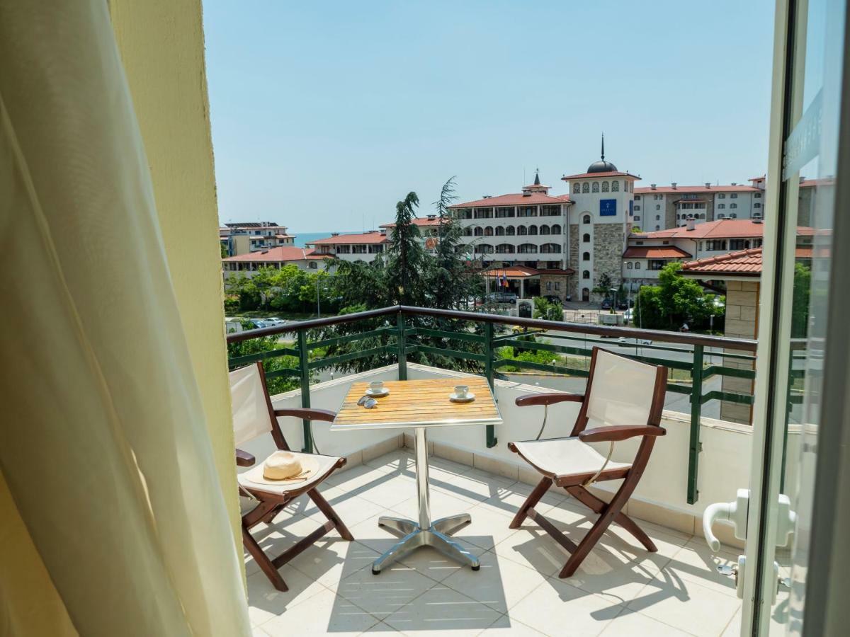 Milennia Family Hotel Pantai Sunny Bagian luar foto