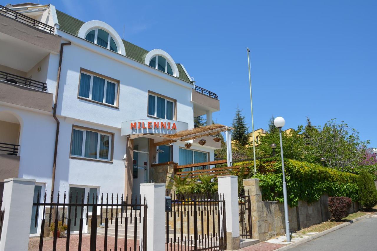 Milennia Family Hotel Pantai Sunny Bagian luar foto
